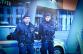 Policiste pred obchodnim centrem