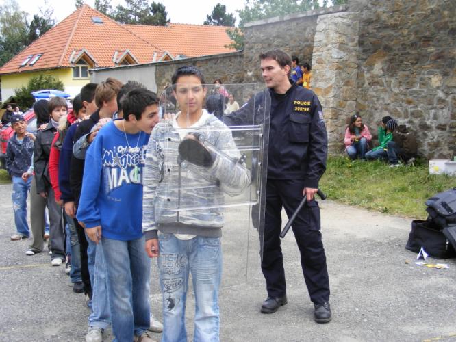 Stánek Policie ČR v obležení dětí