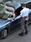 policista kontroluje auto.jpg