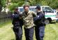 Pachatel v rukou policistů.jpg