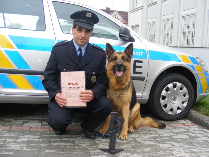 Šampioni z Jindřichova Hradce s diplomem a pamětní cenou.jpg