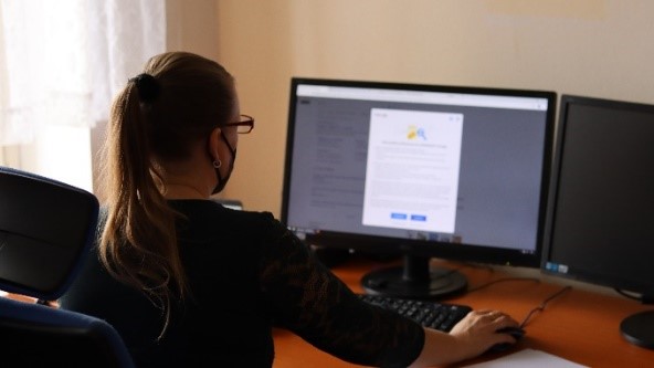 žena u PC.jpg