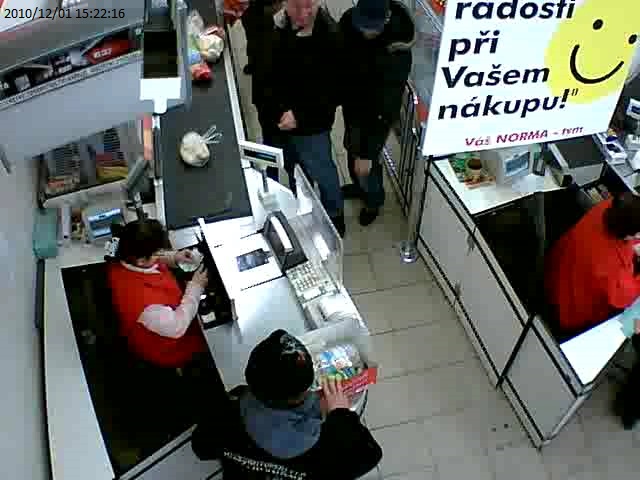 02 Odchod pachatele z prodejny.jpg
