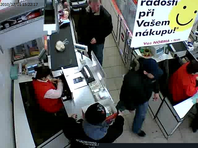 04 -Odchod pachatele z prodejny.jpg