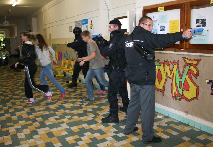 07 vybíhající studenti a zasahující poicisté