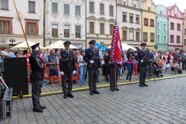 08 Čestná stráž a hosté.JPG