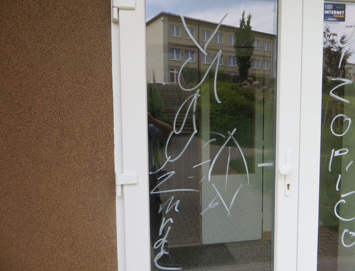 1 Poškozené dveře.jpg
