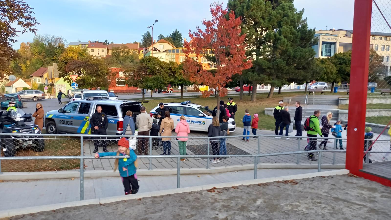 11 ukázka policejní výstroje a výzbroje.jpg