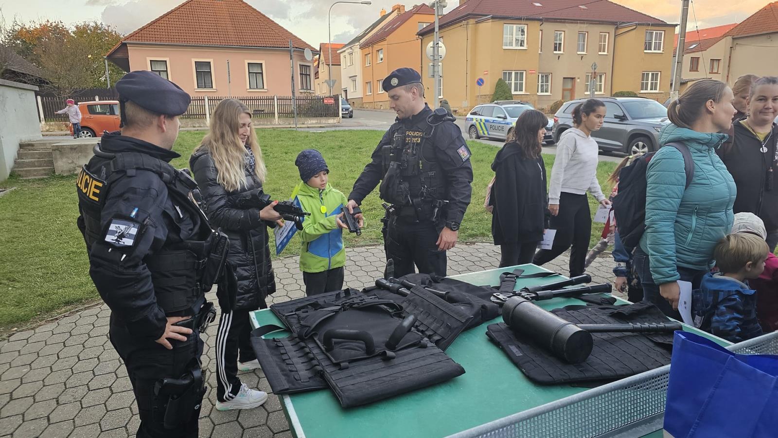 14 Ukázka služební výzbroje.jpg