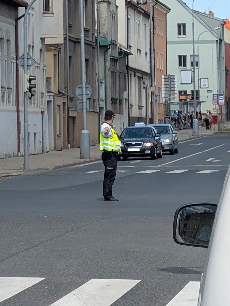 16 Řízení křižovatky policií
