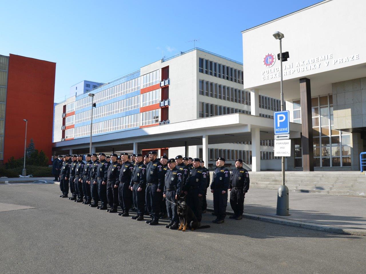 2 Odjezd policistů do Makedonie