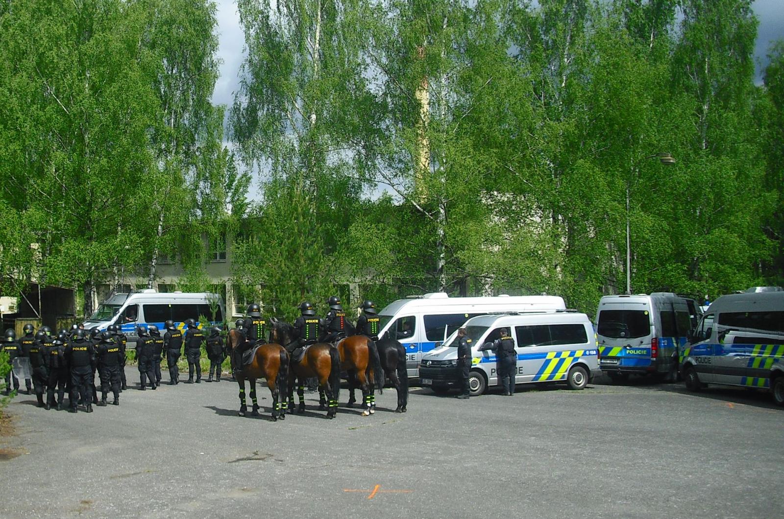 2 nástup před demonstranty.JPG