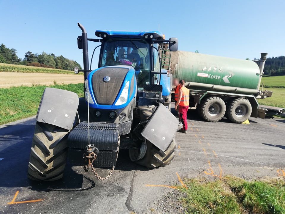 2 traktor s přívěsem.jpg