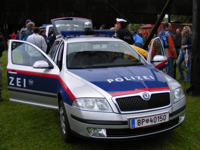 21.Policisté z Rakouska s vozidlem.jpg