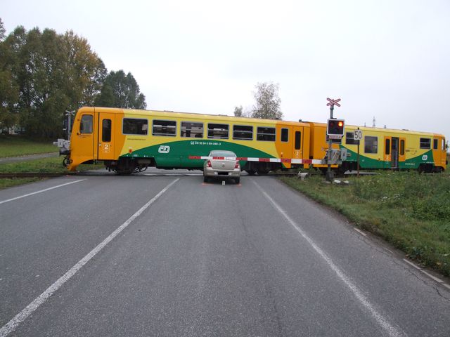 23.10.2009 - Vysoké Mýto, Renault Thalia x vlak