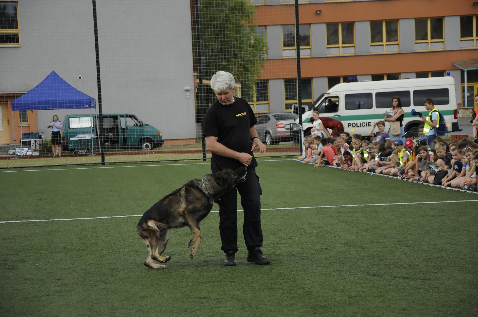 27. policejní psovodi poslušnost.JPG