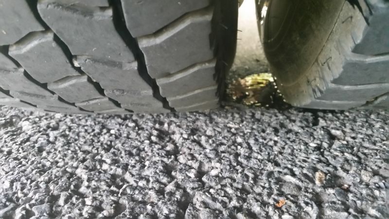 2_ detail úniku maziva z náboje kola.jpg
