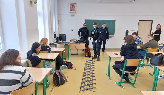 3 Beseda se studenty.jpg
