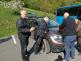 3 Zadržený muž s policisty a lesníkem