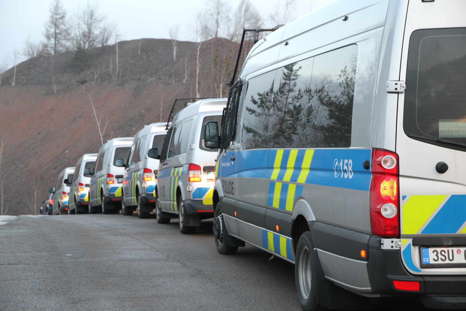 3 policejní vozidla u věznice.JPG