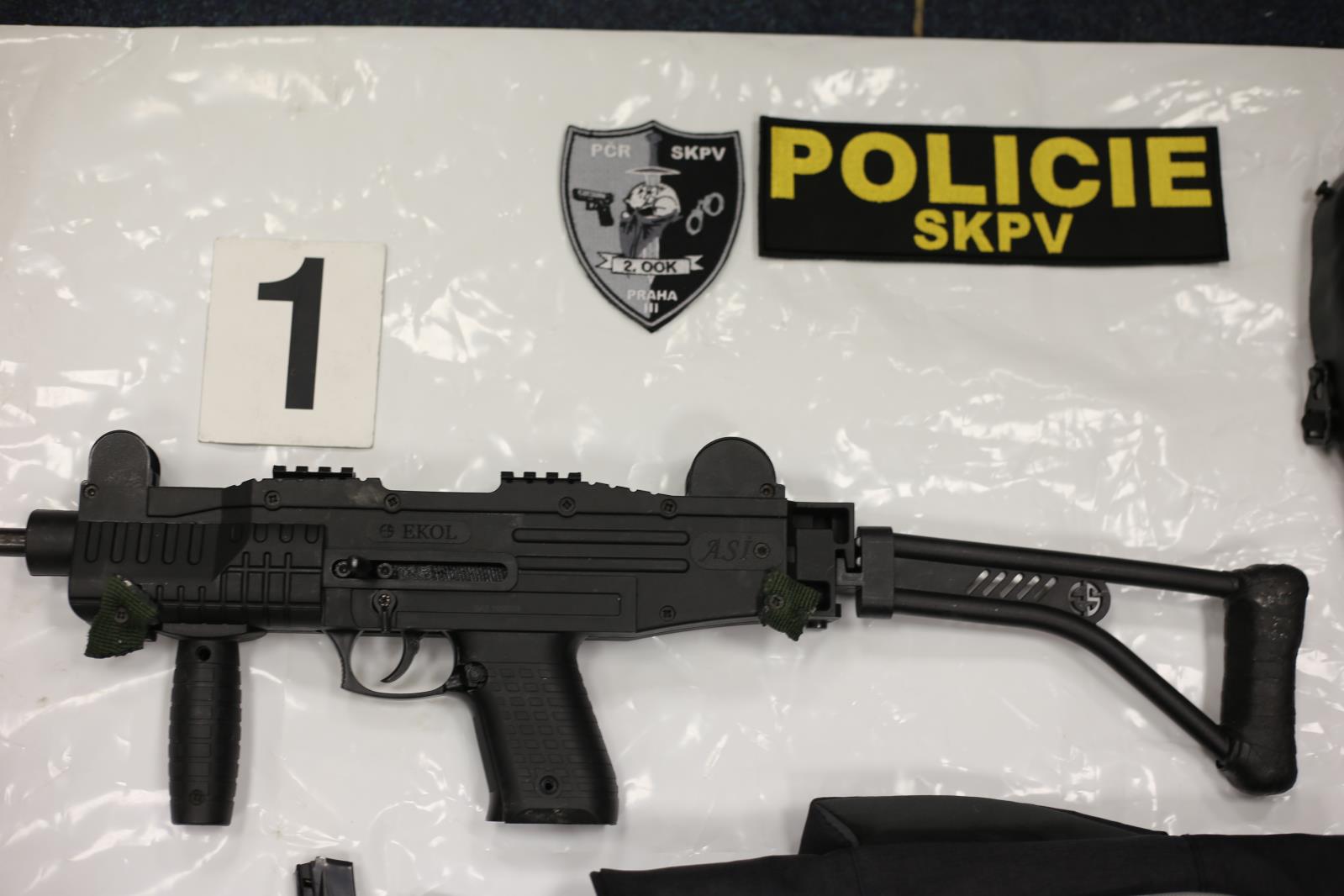4 UZI.JPG