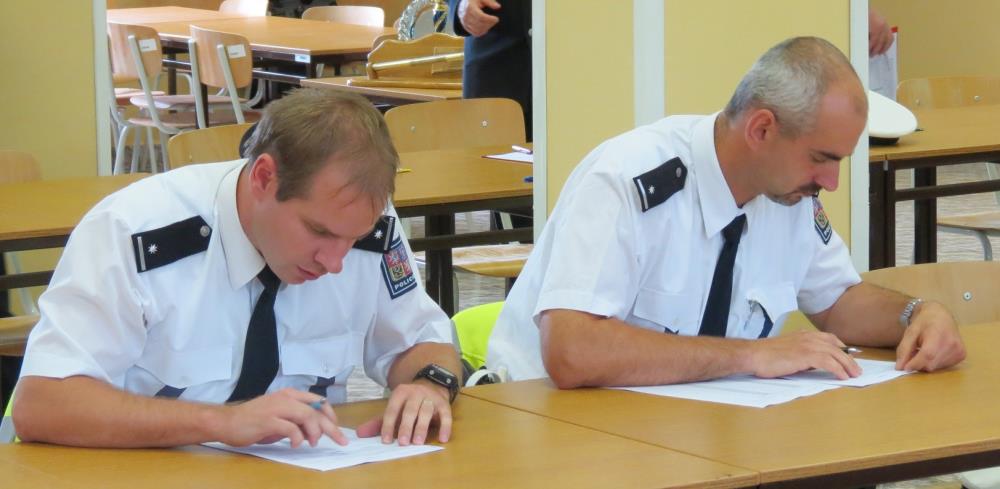 5 - naši policisté při testu.JPG