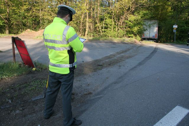 5 nehoda kamionu a autobusu v Buchlovskych kopcich