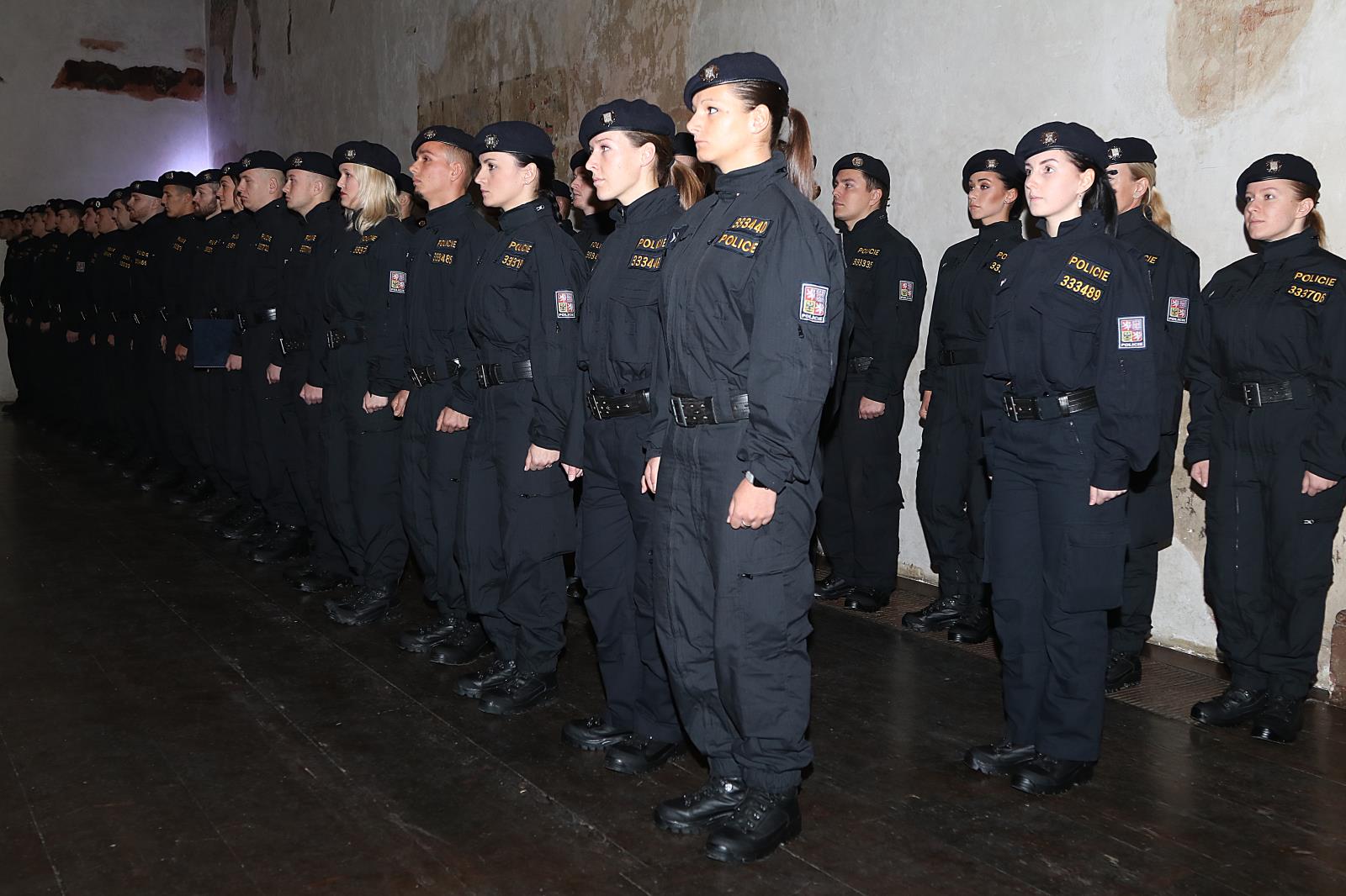 6 slibující policisté.JPG