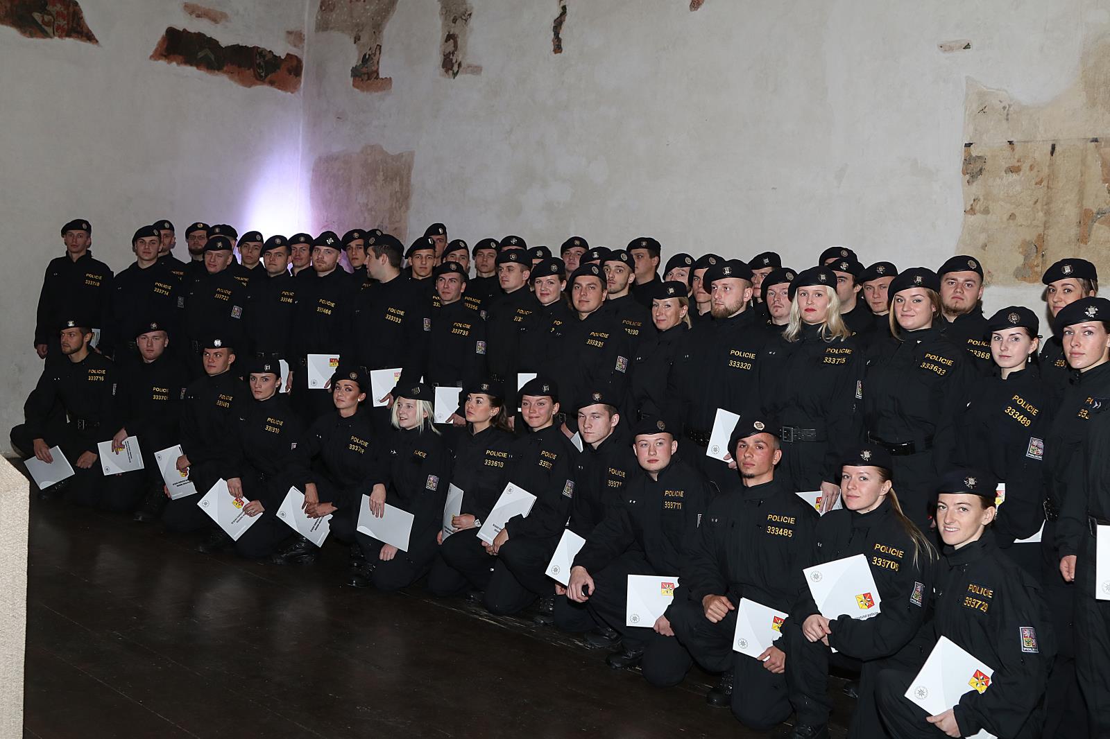 7 novopečení policisté.JPG