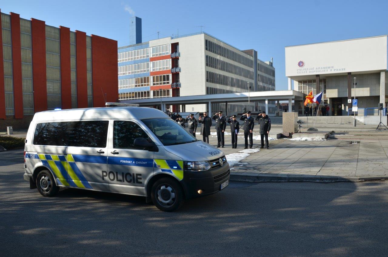 8 Odjezd policistů do Makedonie