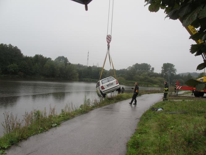 Auto v rybníku