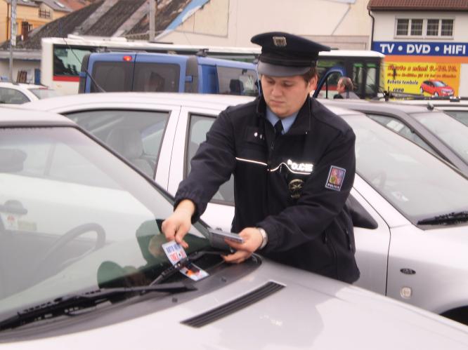 Auto není trezor  - policista obchodní dům Slaný