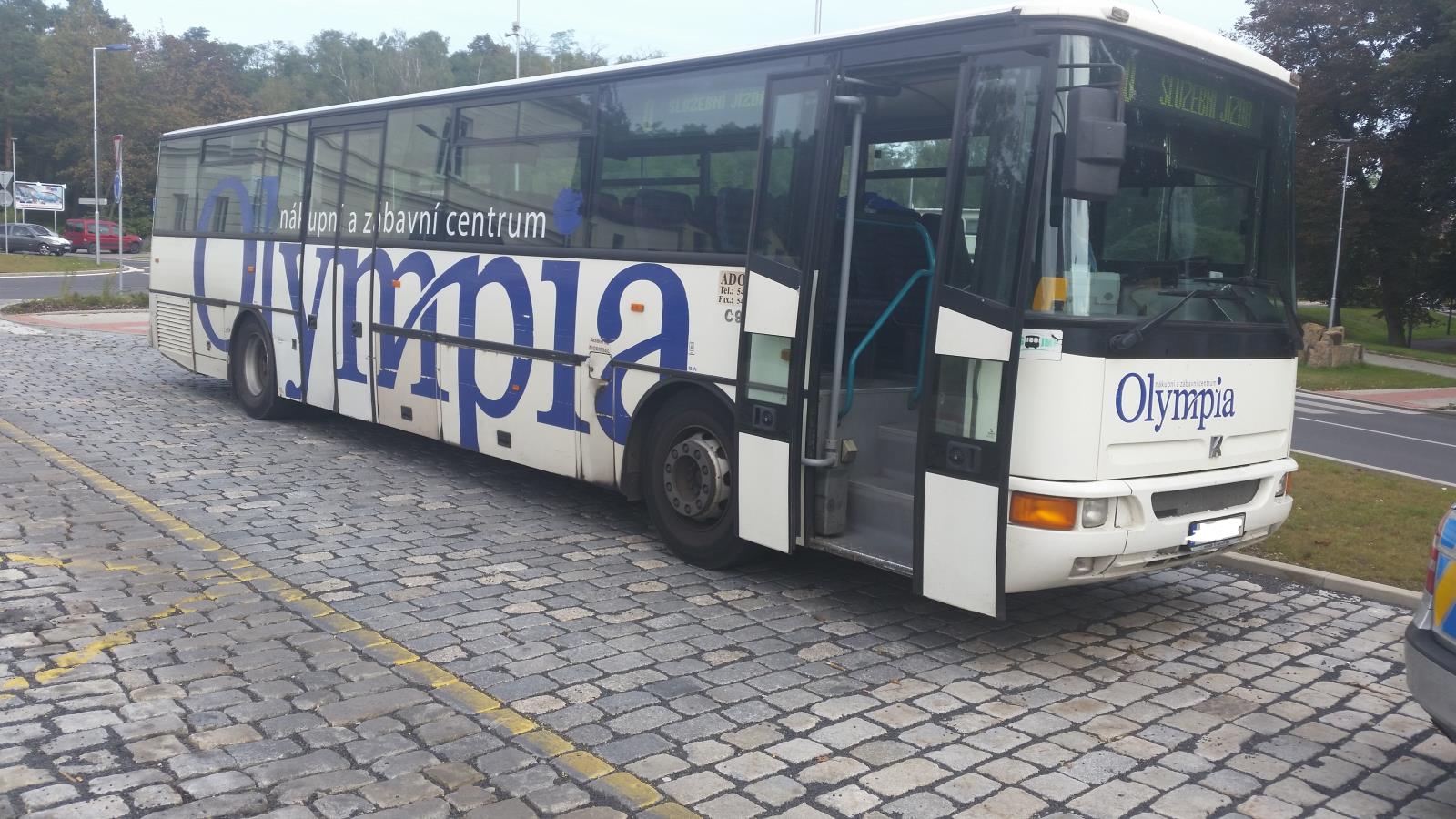 Autobus řídila mladistvá osoba