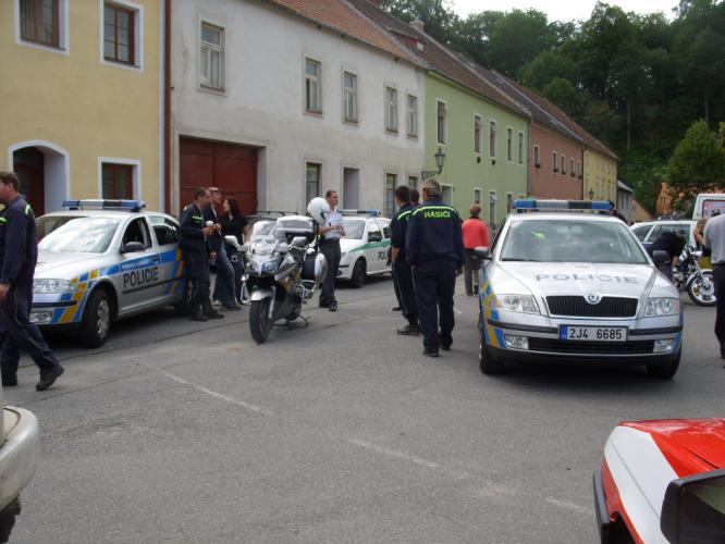 Brtnice- policisté u zbrojnice.JPG
