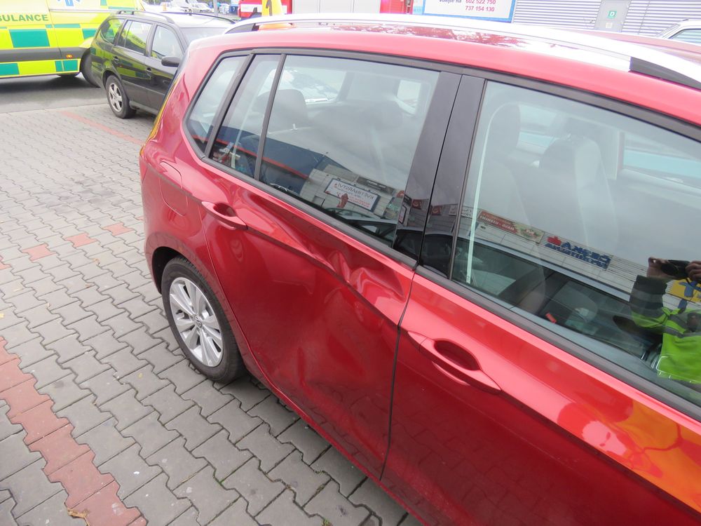 Chodec přimáčknut auty