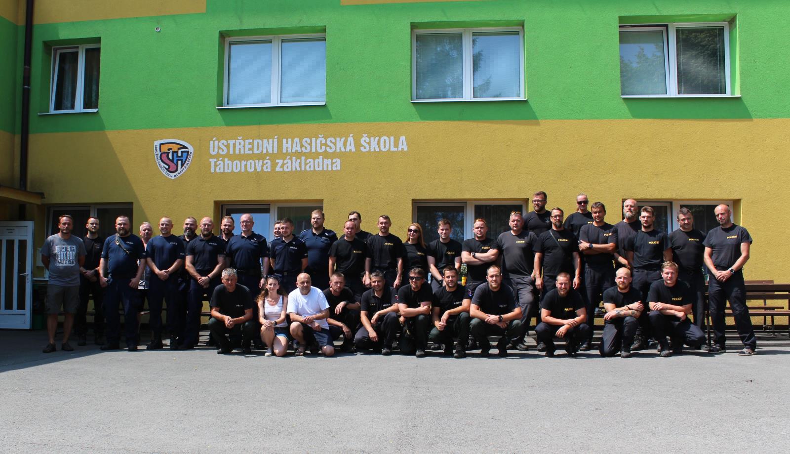 Cvičení pátrání pro psovody-společné foto.jpg