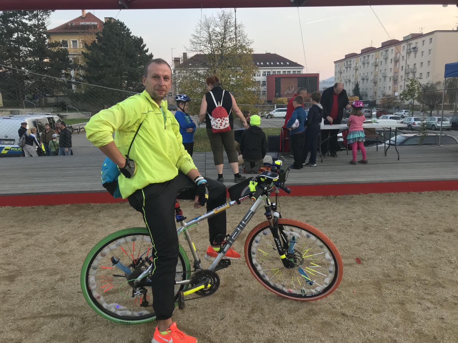 Cyklista vybaven reflexními prvky:-)