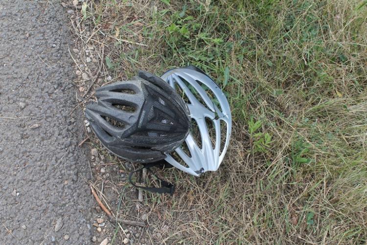 Cyklistická přilba po nehodě