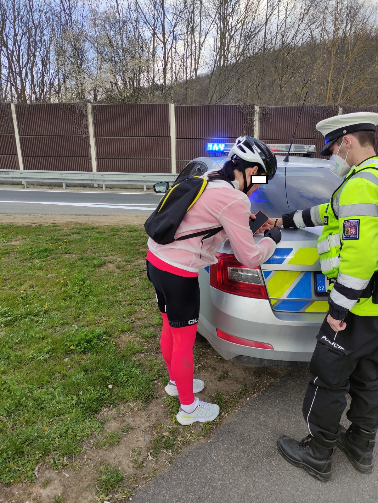 Cyklistka na dálnici D5