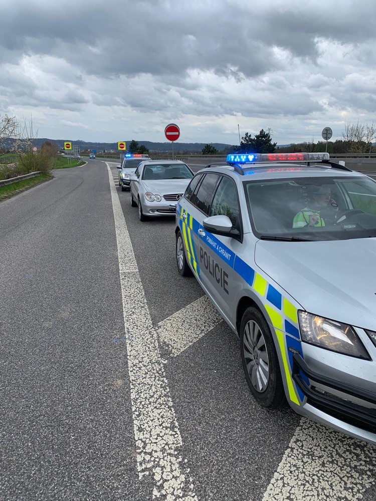 Řidič v zákazu řízení policistům neujel.