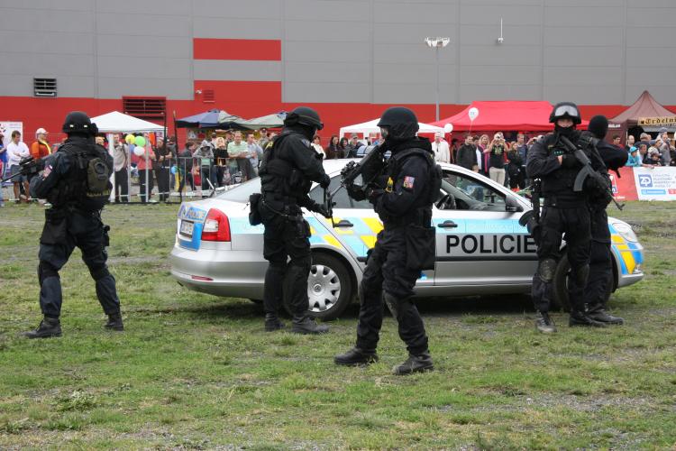 DEN S POLICIÍ