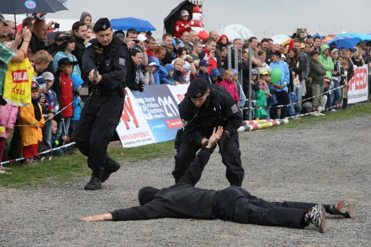 DEN S POLICIÍ