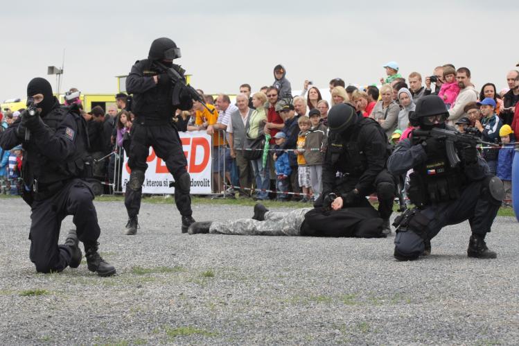 DEN S POLICIÍ