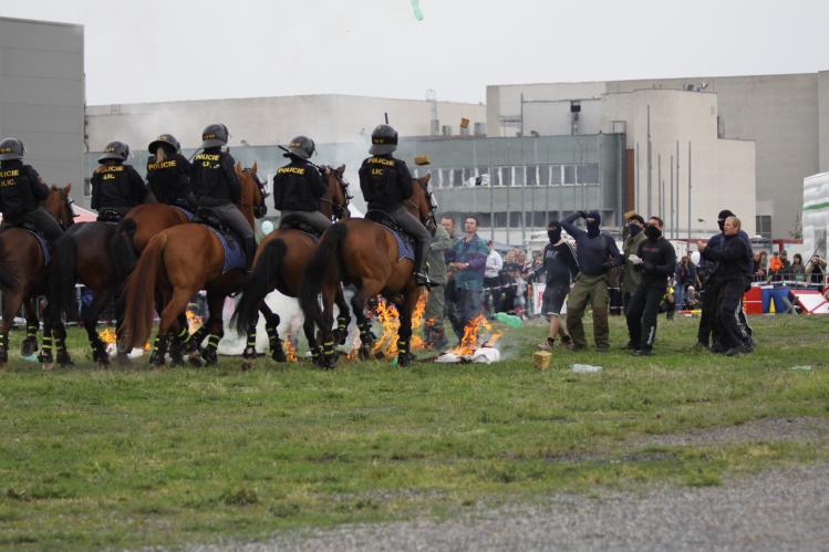 DEN S POLICIÍ