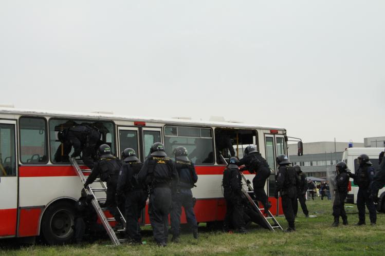 DEN S POLICIÍ