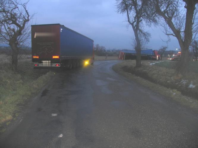 Celkový pohled na místo dopravní nehody za obcí Církvice