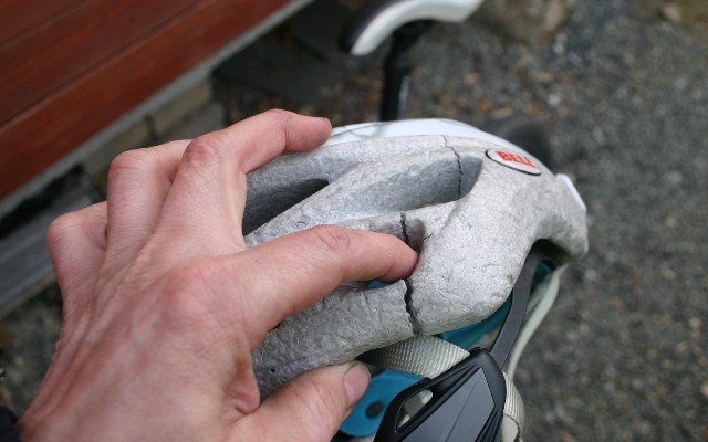 DN - Česká Ves - prasklina na cyklistické helmě
