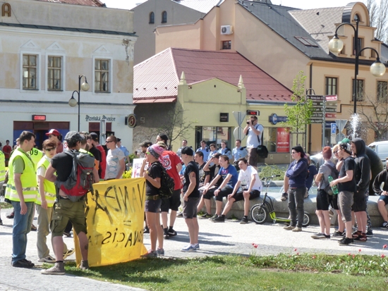 Demonstrace na holešovském náměstí