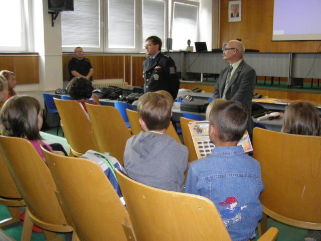 Dětem odpovídali na dotazy velitelé pořádkové a kriminální policie