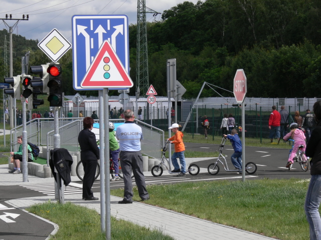 Děti na dopravním hřišti s policisty
